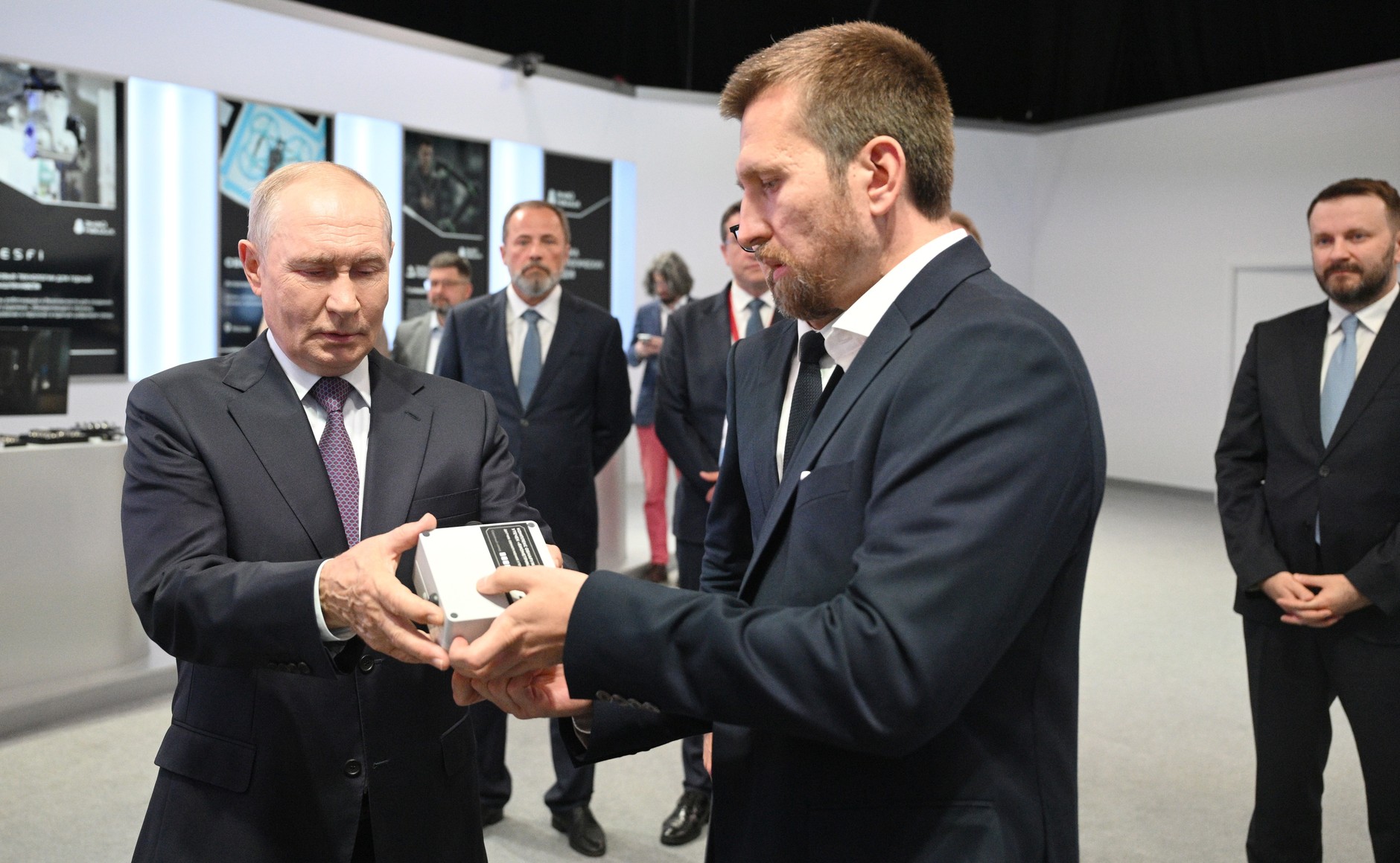 Alexey Frolov demonstrates the BiometricLabs acoustic diagnostics system to Vladimir Putin
